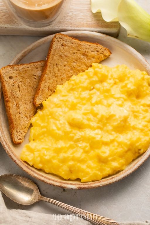 Soft Scrambled Eggs with Cheese