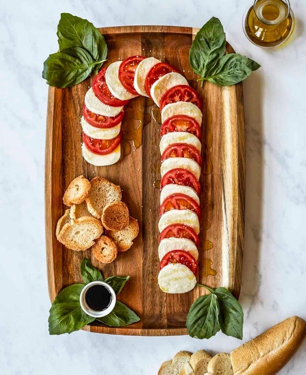 Candy Cane-Inspired Cheese and Crackers Spread