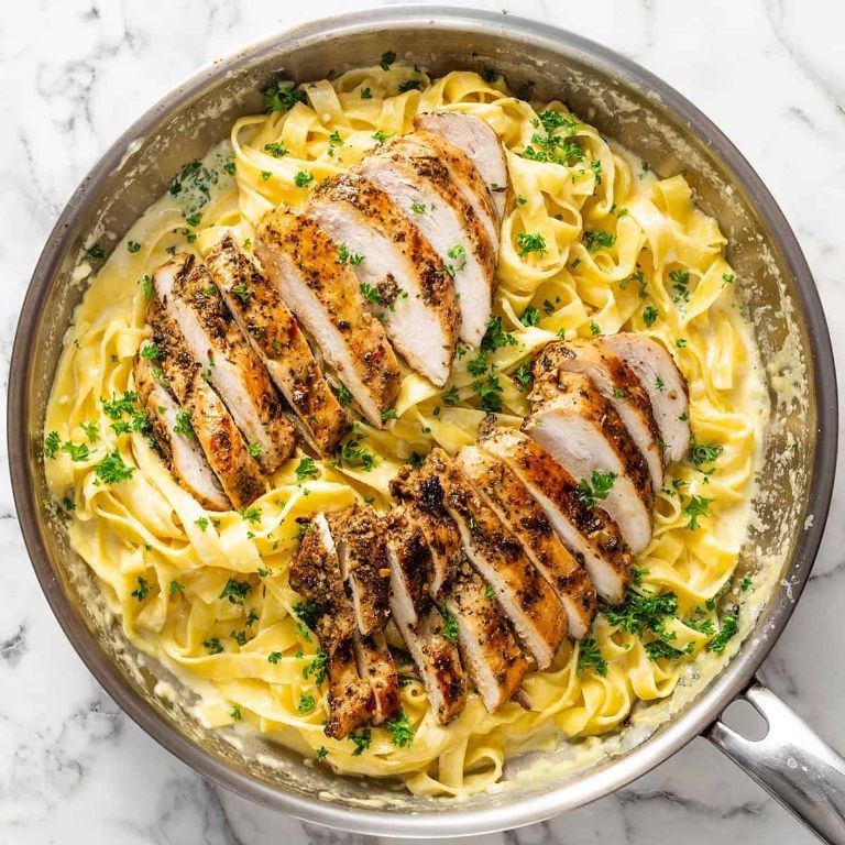 Creamy Alfredo Calamarata Pasta with Chicken
