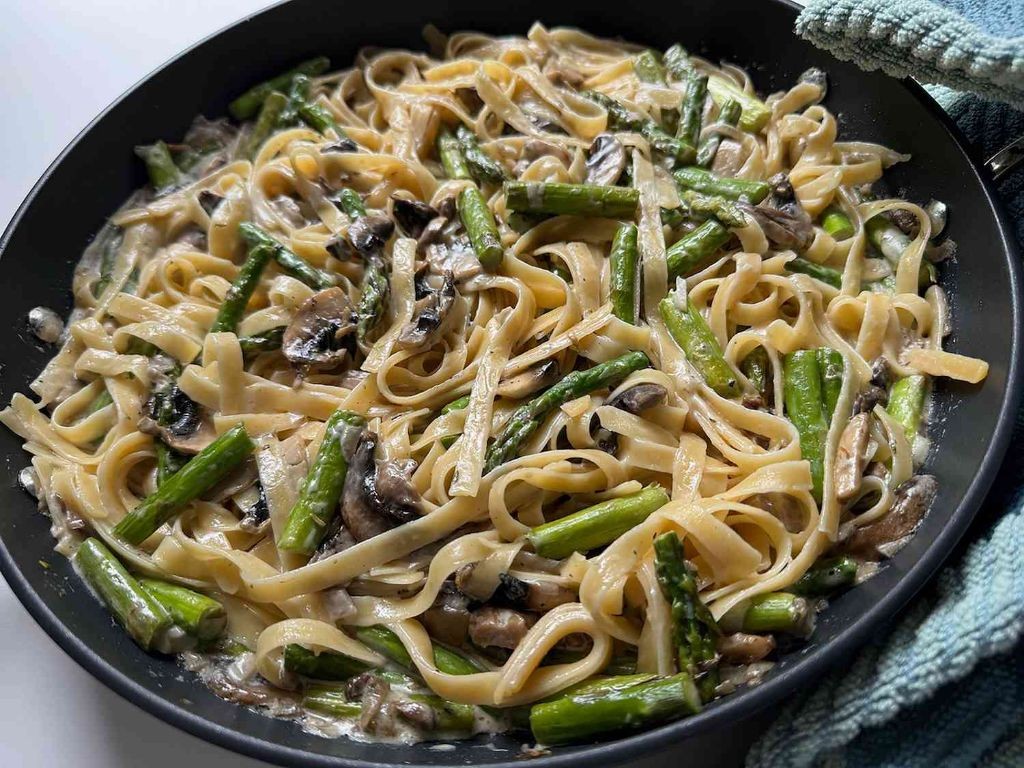 Creamy Asparagus and Mushroom Pasta