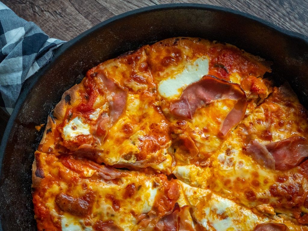 Vodka Sauce Pizza with Mozzarella and Prosciutto